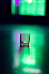 VASO DE CHUPITO SOBRE BARRA DE DISCOTECA