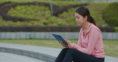 Obraz premium Woman work on tablet computer at park