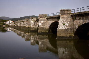 Fototapeta premium Medieval bridge of Ponte Nafonso, over the Tambre river, in northern Spain