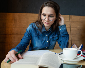Girl draws a glider for a day in a cafe