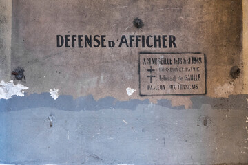 Une ancienne inscription de la deuxieme guerre mondiale appelant à la resistance à Marseille