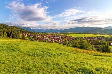 Fototapeta na wymiar Burgberg - Allgäu - Sommer - Panorama - Ortsansicht