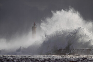Fototapeta na wymiar Stormy wave splash