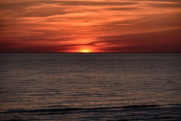 Obraz premium sunset at sea with a calm water surface