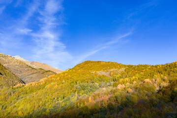 Naklejka premium Top view of the autumn forest mountains at sunset