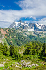 Fototapeta na wymiar Beautiful Mountain Artist Ridge Trail Park. Mount Baker, Washington, USA.