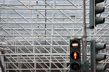 Ampel auf Rot und Hinweis 
