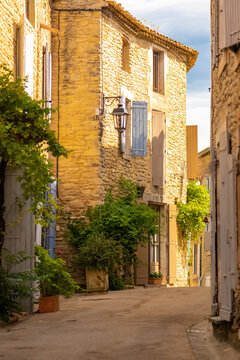 Fototapeta Goult in Provence, village perched on the mountain, typical street 