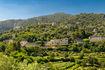 Fototapeta na wymiar Goult in Provence, village perched on the mountain, typical street 