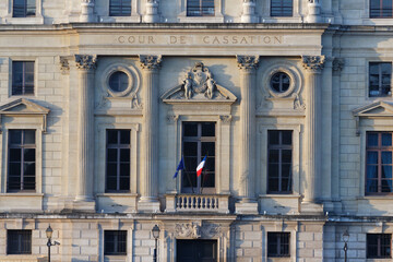 The building of Commercial Court of Paris was built in 1860-1865 .