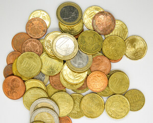 Viele Euro Cent Münzen von oben gesehen.