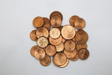 Viele Euro Cent Münzen von oben gesehen.