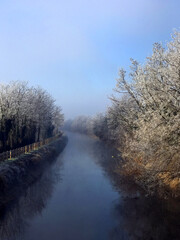 Fototapeta na wymiar Canal in winter