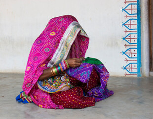 Verhüllte Frau in bunten Stoffen in Gujarat - Indien