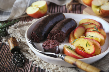 Fried blood sausage and apples - 425889088