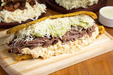 sandwich de palta, pollo y carne