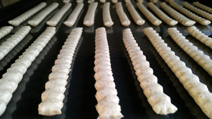 Deliciosos grisines integrales recién salidos del horno. Palitos de pan crujientes.