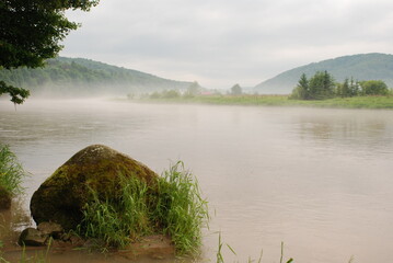 Rzeka San latem we mgle