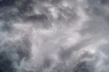 Begins a strong thunderstorm, heavy dark clouds, hurricane