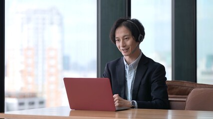 パソコンでリモートワークをするビジネスマン