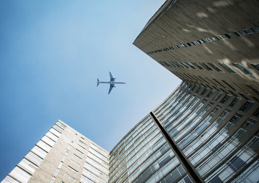 Avion entre edificios