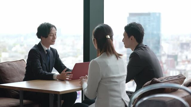 オフィスでミーティングをする人々