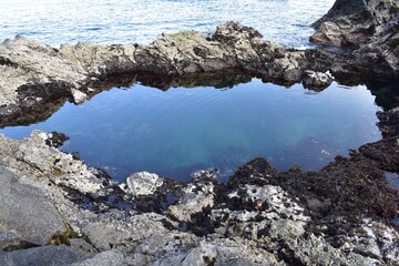 海の中にある透明な海の岩の池