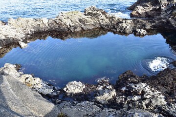 海の中にある透明な海の岩の池