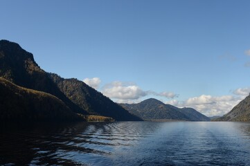 Obraz premium Autumn on Lake Teletskoye. Altai Republic. Western Siberia. Russia