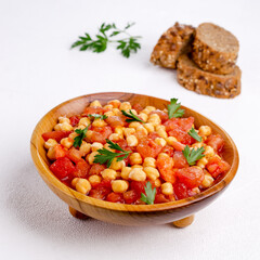 Chickpeas with tomatoes and parsley