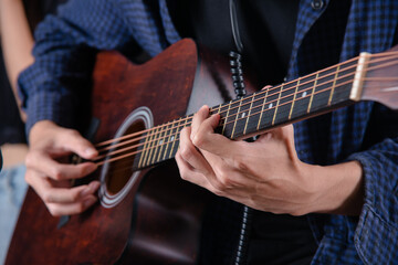 Obraz na płótnie Canvas close up of man hand playing acustic guitar