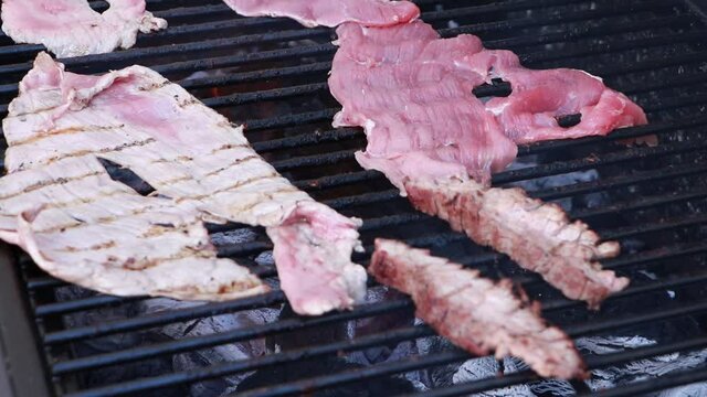 Carne en parrilla cocinandose en carb&oacute;n