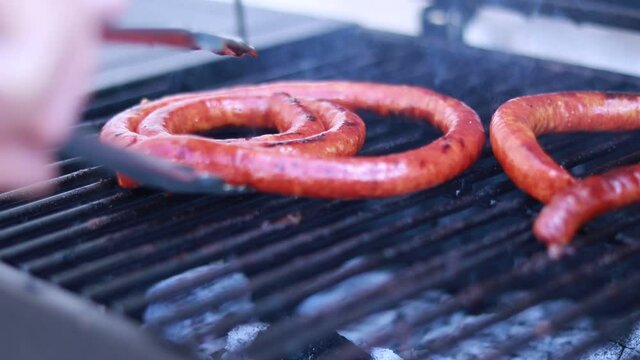 Prep&agrave;rando chistorra a la parrilla 