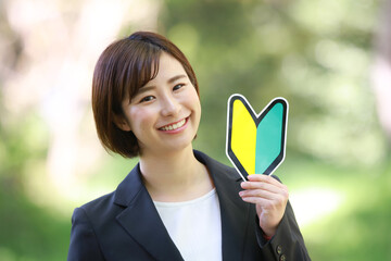 初心者マークを持つ女性社員