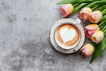 Spring tulips and cup of coffee - obrazy, fototapety, plakaty