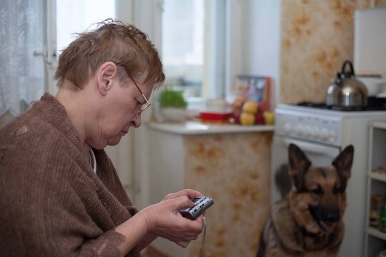 Correspondence received by mail. An elderly woman looks at the bill. A small pension in Russia and you need to save a person.