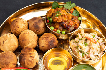 Litti Chokha Or Liti Choka From Bihar Jharkhand And Uttar Pradesh UP Is Stuffed With Chana Sattu. Served With Alu Or Aloo Baingan Bharta Desi Ghee Lehsun Adrakh Lehsoon Chutney Achar Mirchi And Pyaj