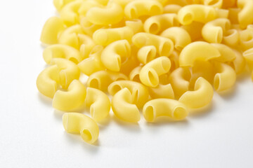 パスタ　エルボ　エルボマカロニ　(細く曲がったチューブ状のショートパスタ)