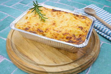 plat de lasagnes à la bolognaise sur une planche à découper