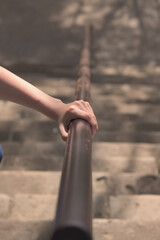 階段の手すりを持つ手