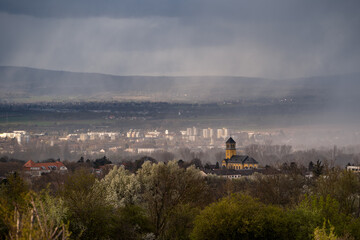 Blick von Laubenheimer Höhe auf die Kirche Mariä Himmelfahrt in Mainz-Weisenau