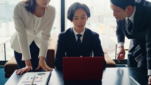 ミーティングするビジネスグループ　サークルショット　緩急　スピードランプ　タイムリマップ