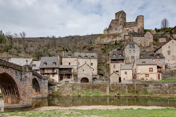 Vue du village de Belcastel dans le département de l'Aveyron en Occitanie - France