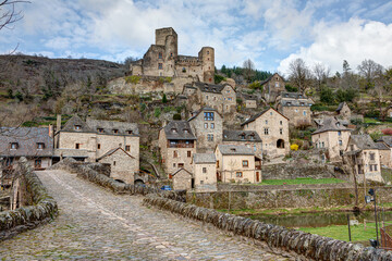Vue du village de Belcastel dans le département de l'Aveyron en Occitanie - France