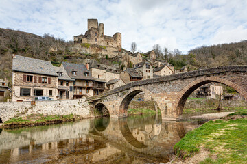 Fototapeta na wymiar Vue du village de Belcastel dans le département de l'Aveyron en Occitanie - France