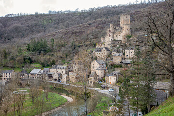 Fototapeta na wymiar Vue du village de Belcastel dans le département de l'Aveyron en Occitanie - France
