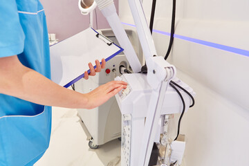 Krankenschwester bedient ein medizinisches Gerät