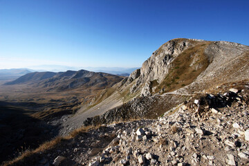 montagna italiana abruzzo gran sasso veduta sentieri lago 