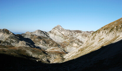 montagna italiana abruzzo gran sasso veduta sentieri lago 