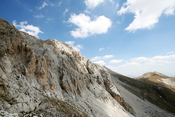 montagna italiana abruzzo gran sasso veduta sentieri lago 